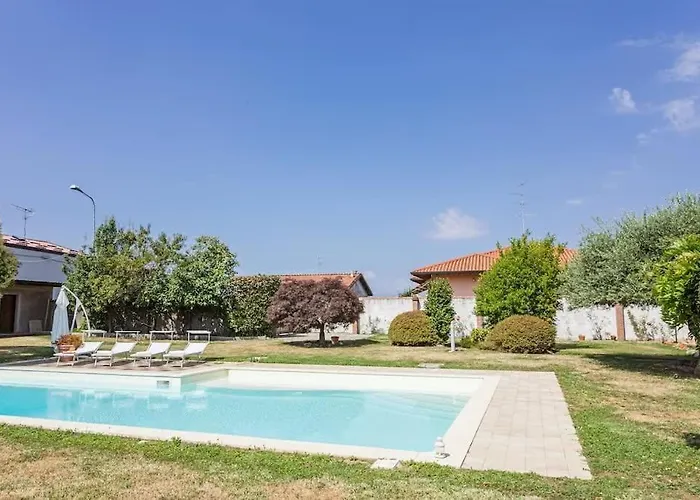 Near Milan With Swimming Pool 度假居 *