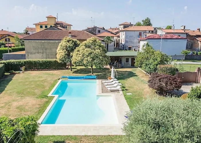 Near Milan With Swimming Pool 度假居